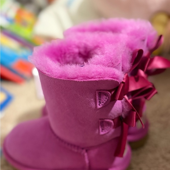 UGG toddler Boots Sz 8 in Fuschia with Bows - Picture 3 of 5